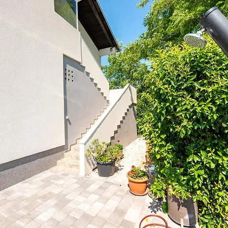 Noa's Garden Apartment *